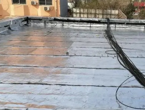 保定市卫生间漏水维修公司分享下保定市屋面楼顶防水刚性防水层施工要点。